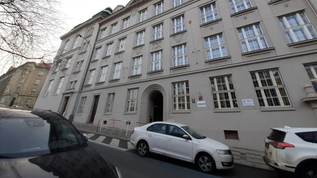 NSS: Gymnázium v Praze zatím nemusí obnovit prezenční výuku